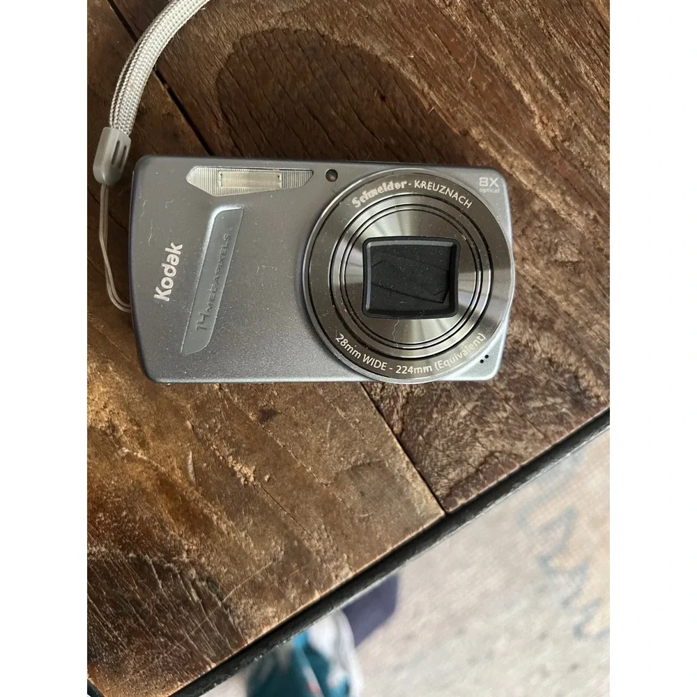 Kodak EasyShare M580 14.0MP Digital Camera Gray Bundle 8x Optical Zoom Charger